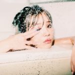 葉月あや、裸身でリラックスする泡風呂ショット公開