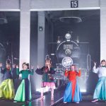 きゃりーぱみゅぱみゅが、京都鉄道博物館でスペシャルオンラインライブ開催! 扇形機関庫を前にパフォーマンス