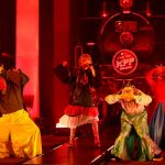 きゃりーぱみゅぱみゅが、京都鉄道博物館でスペシャルオンラインライブ開催! 扇形機関庫を前にパフォーマンス