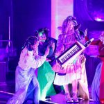 きゃりーぱみゅぱみゅが、京都鉄道博物館でスペシャルオンラインライブ開催! 扇形機関庫を前にパフォーマンス