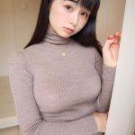 くりえみ、下着が透けるニットコーデに「目のやり場に困る」「たまらないです」の声