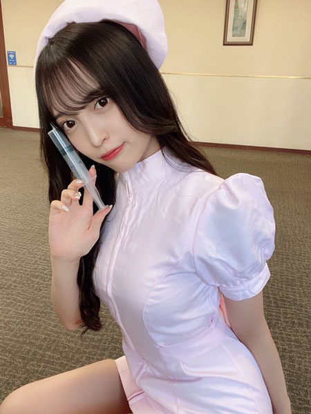 elsy 神谷樹里奈、強すぎるミニ丈ナース服コスプレで美脚チラ見せ