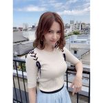 桃月なしこ、ボディラインあらわなニット姿で不敵な笑み「こんな表情も素敵」