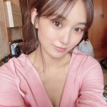 御寺ゆき、ガウンから美乳チラリの自撮りオフショット公開