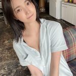 新谷姫加、美乳チラ見せ無防備なおでこ出しオフショット披露