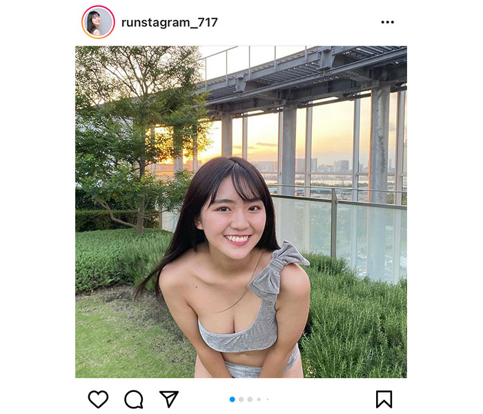 豊田ルナ、夕陽をバックに水着姿で癒しの笑顔を届ける