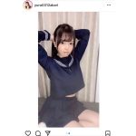 由良朱合、セーラー服姿でポニーテールを結ぶ仕草の写真を公開