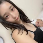 我妻ゆりか、肌見せタンクトップ姿で透明素肌見せつけ!