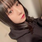 我妻ゆりか、肌見せタンクトップ姿で透明素肌見せつけ!