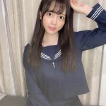 由良朱合、セーラー服姿でポニーテールを結ぶ仕草の写真を公開