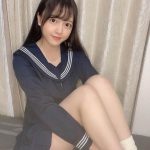 由良朱合、セーラー服姿でポニーテールを結ぶ仕草の写真を公開