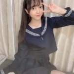 由良朱合、セーラー服姿でポニーテールを結ぶ仕草の写真を公開