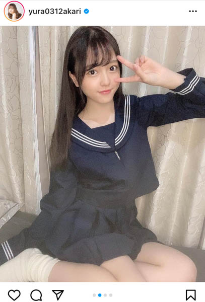 由良朱合、セーラー服姿でポニーテールを結ぶ仕草の写真を公開