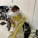 【言霊荘】西野七瀬、マスク越しの笑顔も素敵なスタンバイ中のオフショットにファン歓喜