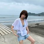 吉崎綾、ハツラツ笑顔の透けシャツ水着オフショットを披露