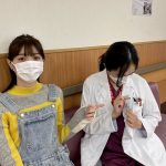 ドラマ『言霊荘』西野七瀬･森田望智、名札をアピールするお茶目オフショット公開