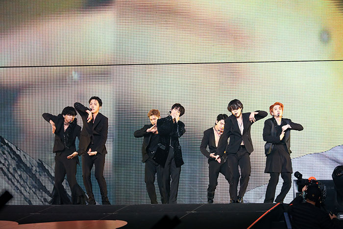 BTS、約2年ぶりの対面コンサートでファンと感激の再会