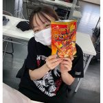 今泉佑唯、満面な笑みでスナック菓子を持つ舞台稽古オフショット公開