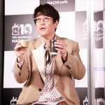 古坂大魔王がローソンのオリジナル番組にMCで出演！ “新化”したマチカフェを飲む。