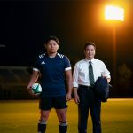 岡崎体育、ラグビー日本代表・稲垣啓太選手とSMBCグループ新CMで共演!「深夜高速」をカバー