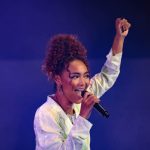 クリスタル ケイ、紅葉に彩られたステージでファンへメッセージ「前を向いてもらえるような力を与えたい」＜HOKUTO ART PROGRAM ed.1＞