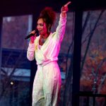 クリスタル ケイ、紅葉に彩られたステージでファンへメッセージ「前を向いてもらえるような力を与えたい」＜HOKUTO ART PROGRAM ed.1＞