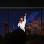 クリスタル ケイ、紅葉に彩られたステージでファンへメッセージ「前を向いてもらえるような力を与えたい」＜HOKUTO ART PROGRAM ed.1＞