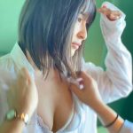 中崎絵梨奈、彼シャツオフショットで魅せる横乳ラインにうっとり