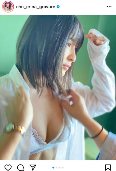 中崎絵梨奈、彼シャツオフショットで魅せる横乳ラインにうっとり