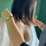 中崎絵梨奈、彼シャツオフショットで魅せる横乳ラインにうっとり