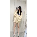 藤川らるむ、ゆるっとしたラフコーデで美脚全開!