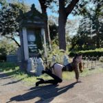 堀尾実咲、野外でセクシー黒猫コス披露! タイツに包まれた色白美脚に釘付け