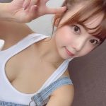 堀江りほ、タンクトップ姿の自撮りショットで美乳ラインあらわに!