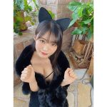 星名美津紀が黒猫に変身! 色白美乳をチラ見せ