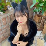 星名美津紀が黒猫に変身! 色白美乳をチラ見せ