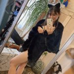 星名美津紀が黒猫に変身! 色白美乳をチラ見せ