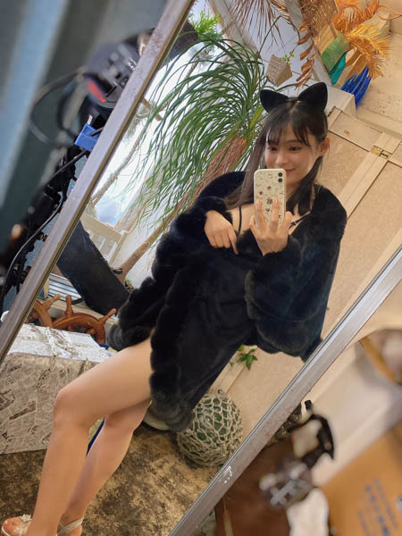 星名美津紀が黒猫に変身! 色白美乳をチラ見せ
