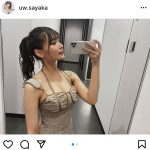 似鳥沙也加、ポニーテールで微笑みながら美デコルテ披露!!