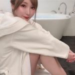 滝沢いおり、「アングル最高」なパンチラショットで美麗な太ももを披露！