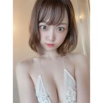 小島瑠那、スケスケなVレグ水着で魅せる透明美肌