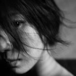 小林れい、『完全変態』へと変化する姿を収めた写真展を開催