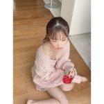 #ババババンビ 岸みゆ、肩出しセーター姿で美脚披露