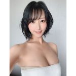 川瀬もえ、風呂上がりの自撮りで美デコルテ全開!