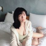 前島亜美、無防備な寝起きショットで胸元&デコルテ披露!!「なんか新鮮」「綺麗過ぎてツラい」