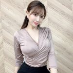 森咲智美、オフィスで美バスト全開のOL風ショット公開