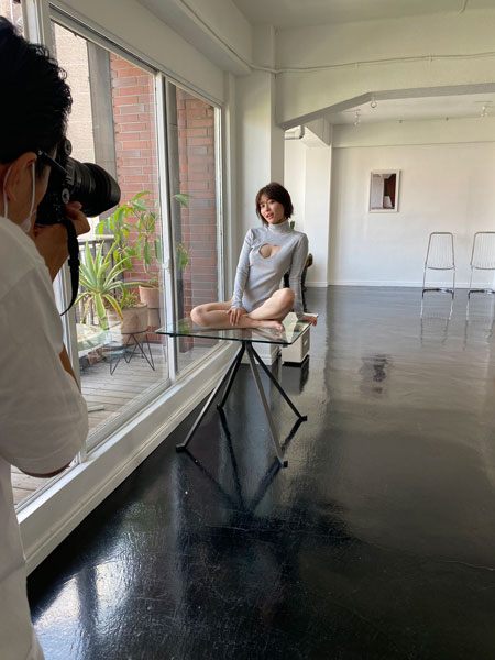 桜田茉央、黒白シンメ水着姿のオフショットを公開「みんなもうゲットしてくれたかな?」