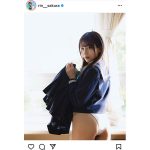 桜りん、制服脱いで振り向く美尻ポートレート披露