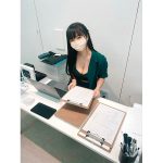 東雲うみ、胸元が気になる受付嬢ショット公開「毎日通ってしまいます」