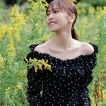 佐野ひなこ、スリットから美脚チラリ「めっちゃセクシー」「綺麗すぎます」