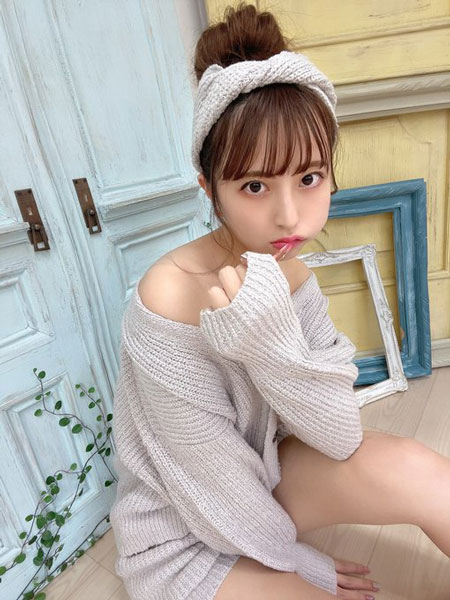竹内星菜、何も着てない!? 肌見せカーディガンがセクシーすぎる